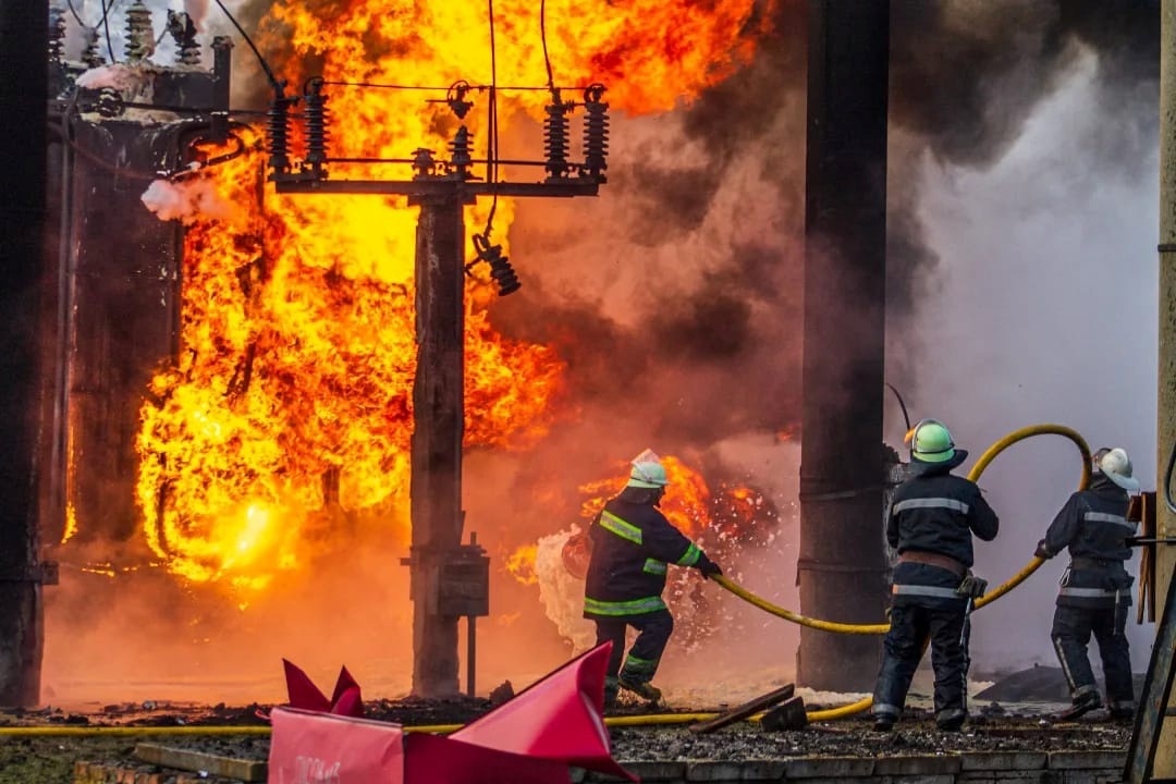 Рятувальники гасять пожежу у Лозовій внаслідок обстрілів 2 квітня