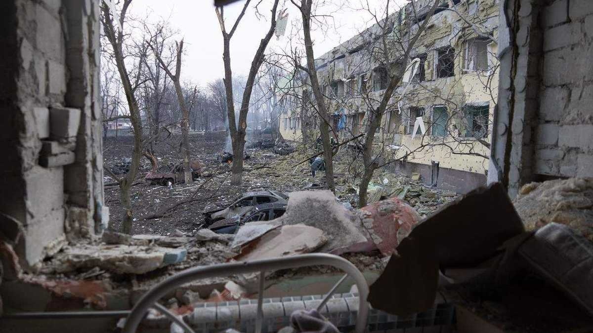 Розбомблений пологовий у Маріуполі