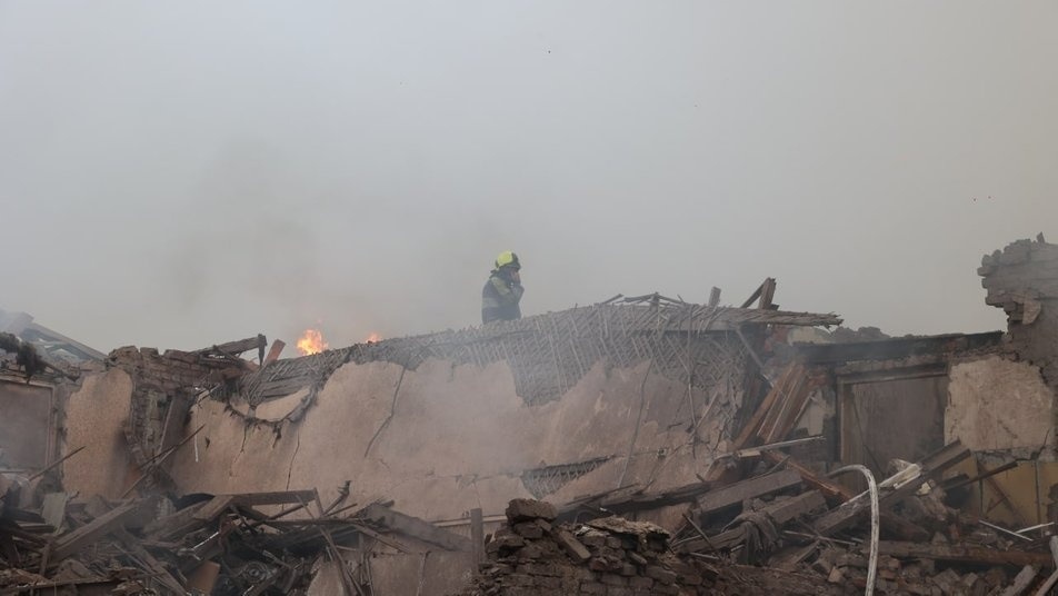 Рятувальники гасять пожежі, які виникли внаслідок обстрілів. Харків, 13 квітня 2022 рік
