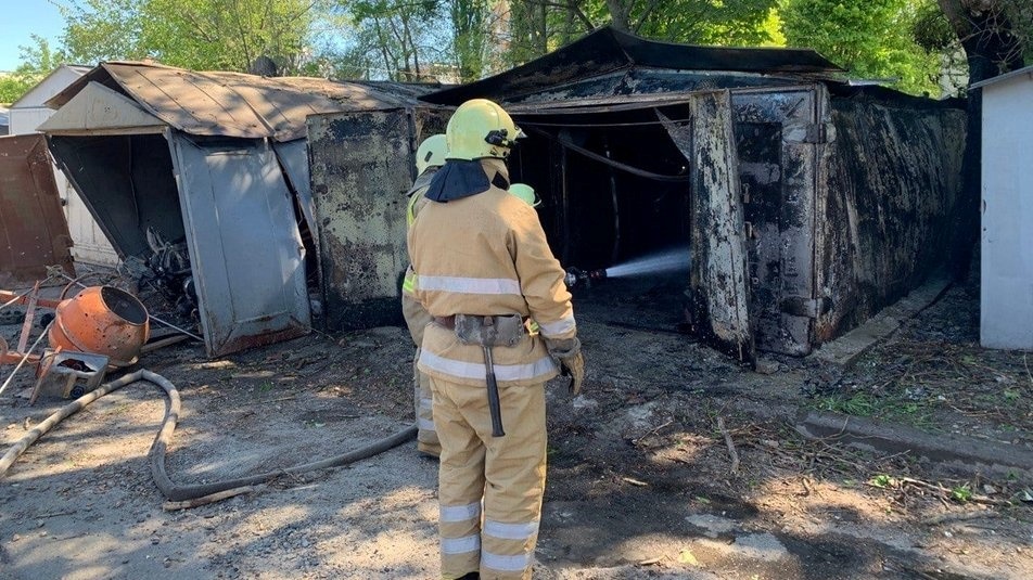 Рятувальники гасять пожежу у Харкові, яка виникла внаслідок обстрілів 5 травня