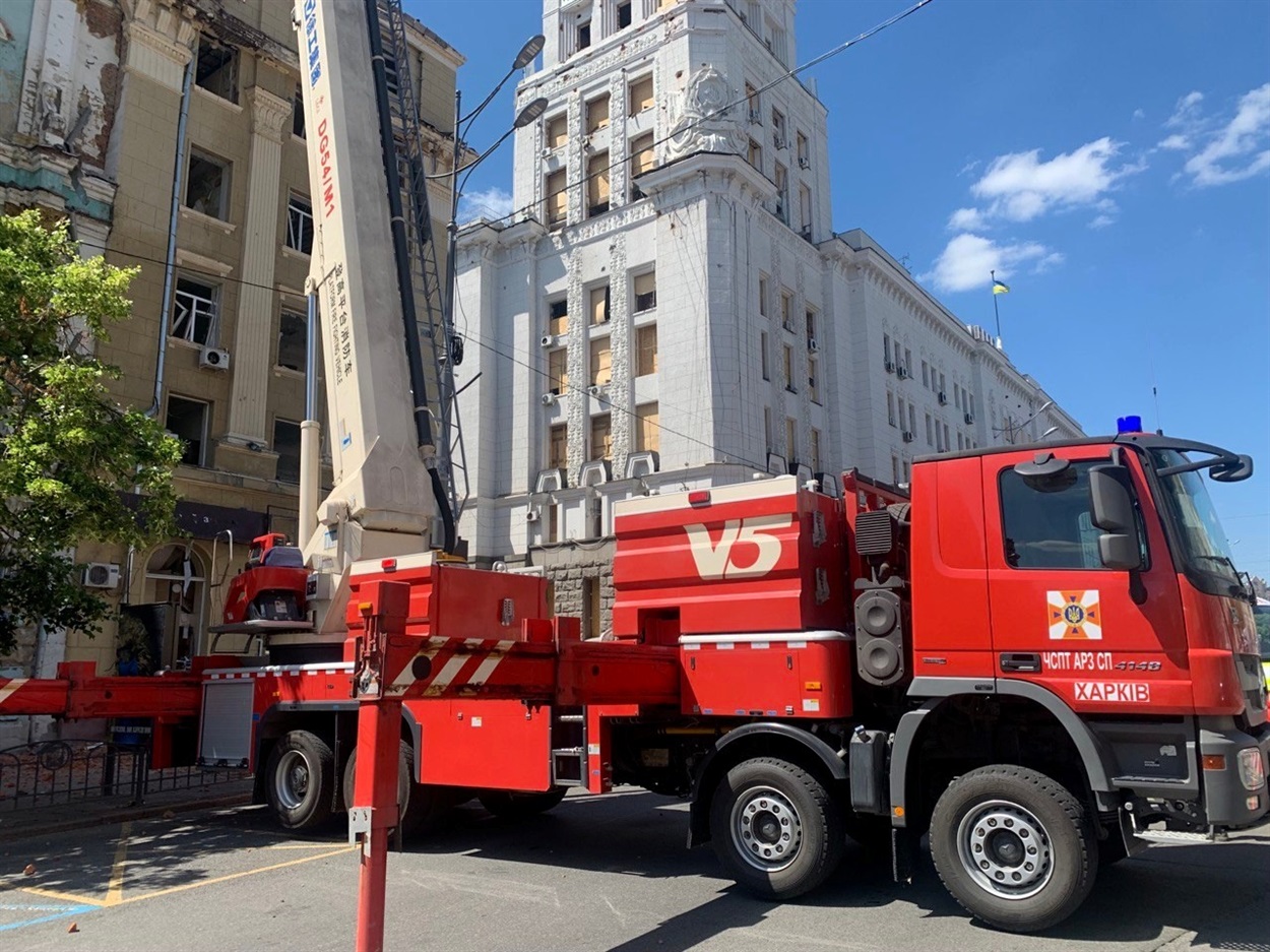 ДСНС гасять пожежу після обстрілів у Харкові.