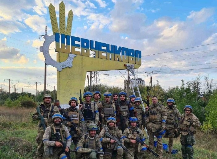 ЗСУ перефарбували стелу "Шевченково"в українські кольори