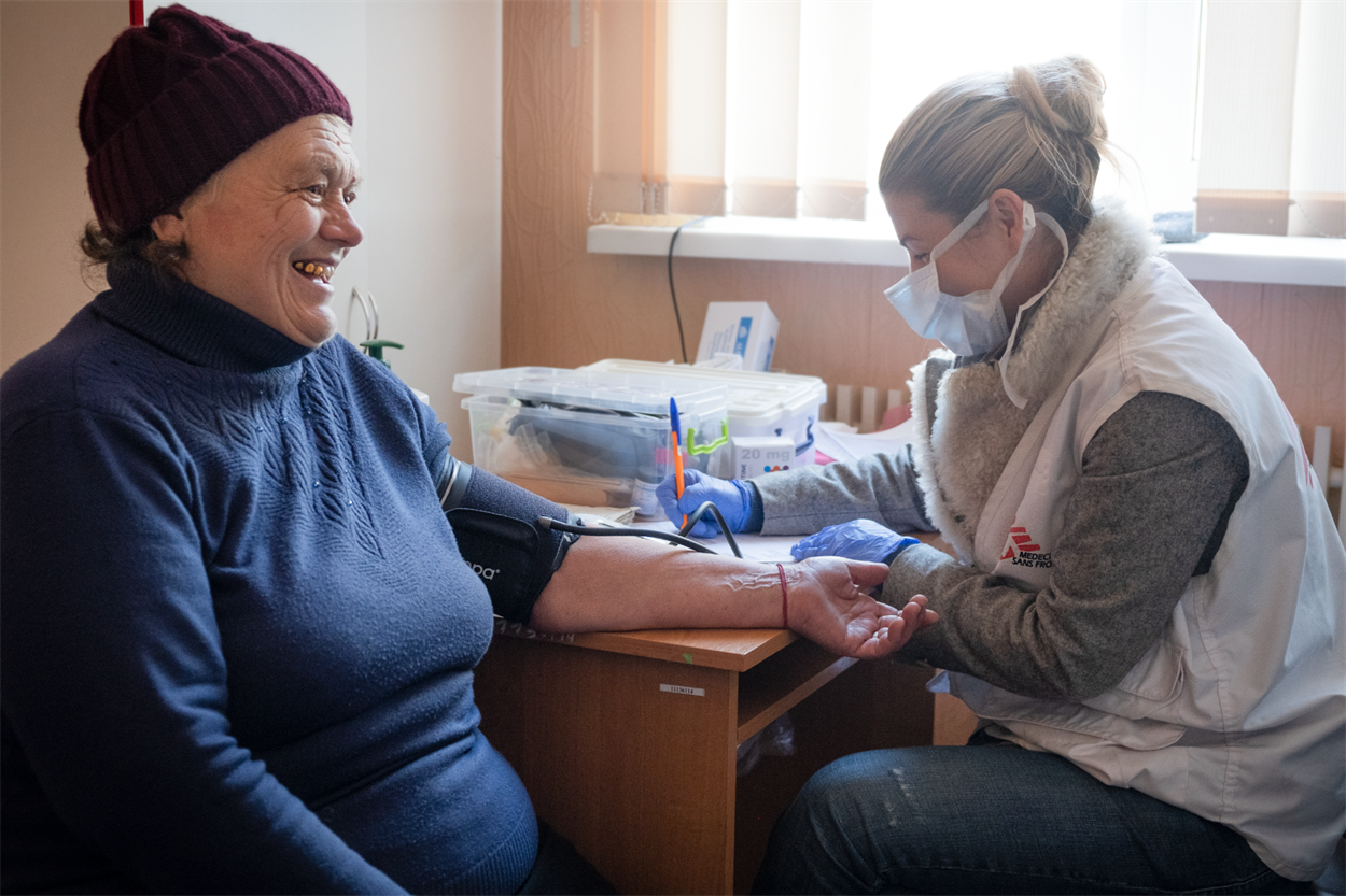 Лікарка MSF Олена Курінна перевіряє тиск Анні Іванівні Нефедовій у Циркунах Харківської області