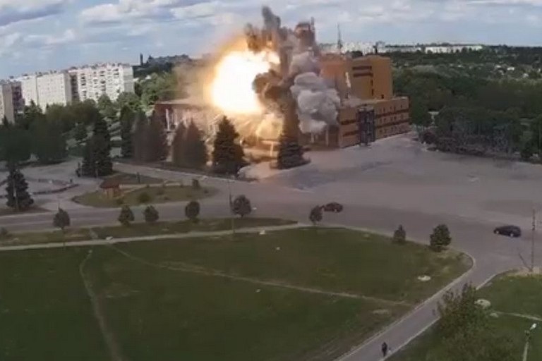 У Лозовий російська ракета зруйнувала Палац культури, 20.05.2022