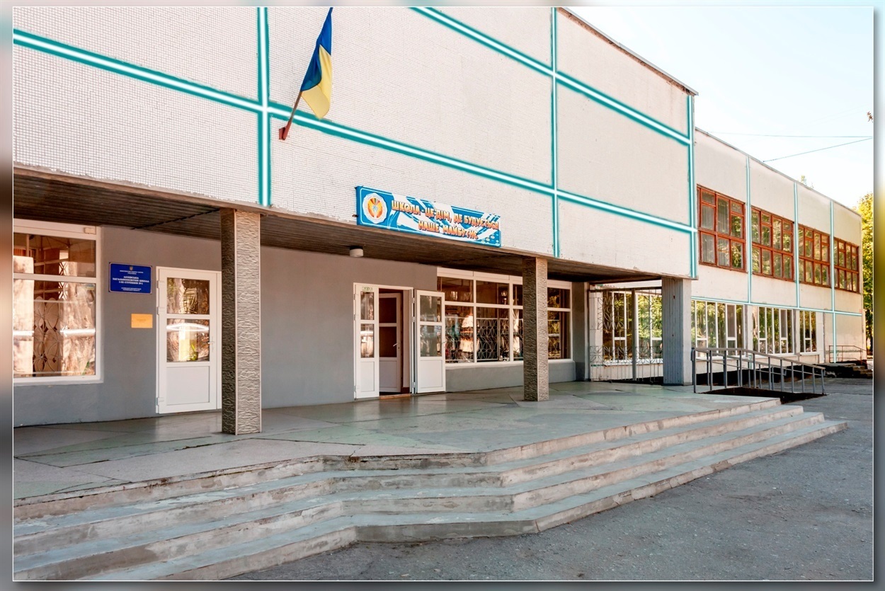 Лозова, видача гуманітарки у ліцеї №1 для людей віком 70-74 роки, 17.05.2023