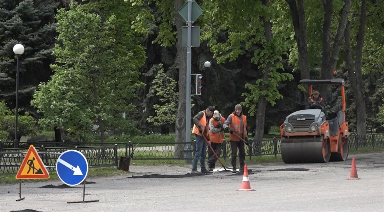 У Лозовій ремонтують дороги ізпрошують на роботу чоловіків, 18.05.2023