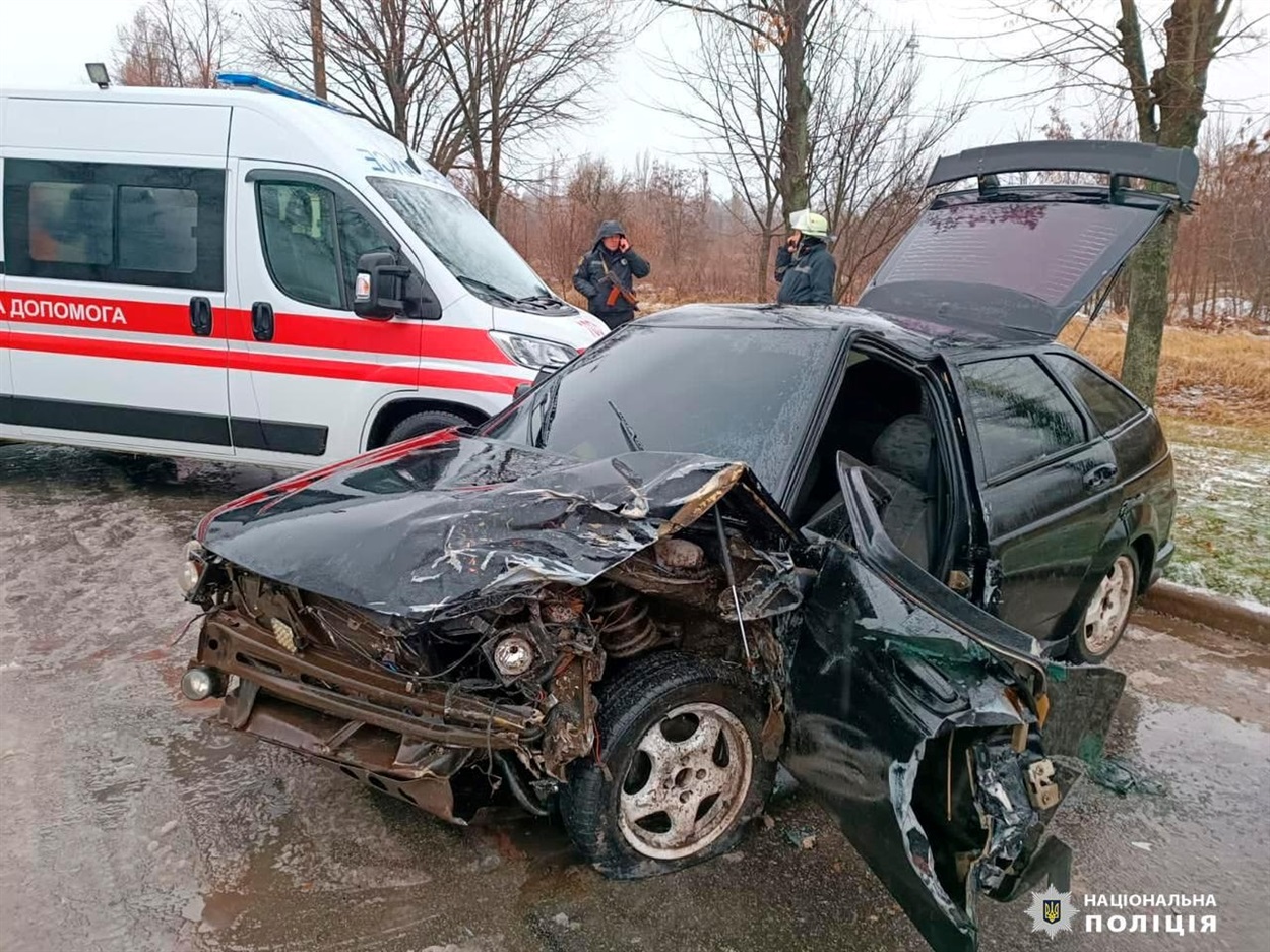 Внаслідок аварії на Лозівщині постраждали троє людей, 05.12.2023