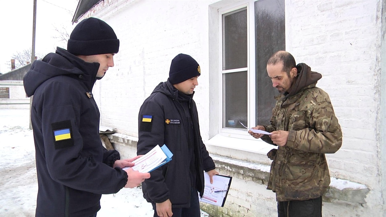 Лозівські надзвичайники ходити по будинках та проводять масово-роз’яснювальну роботу серед населення, 14.12.2023
