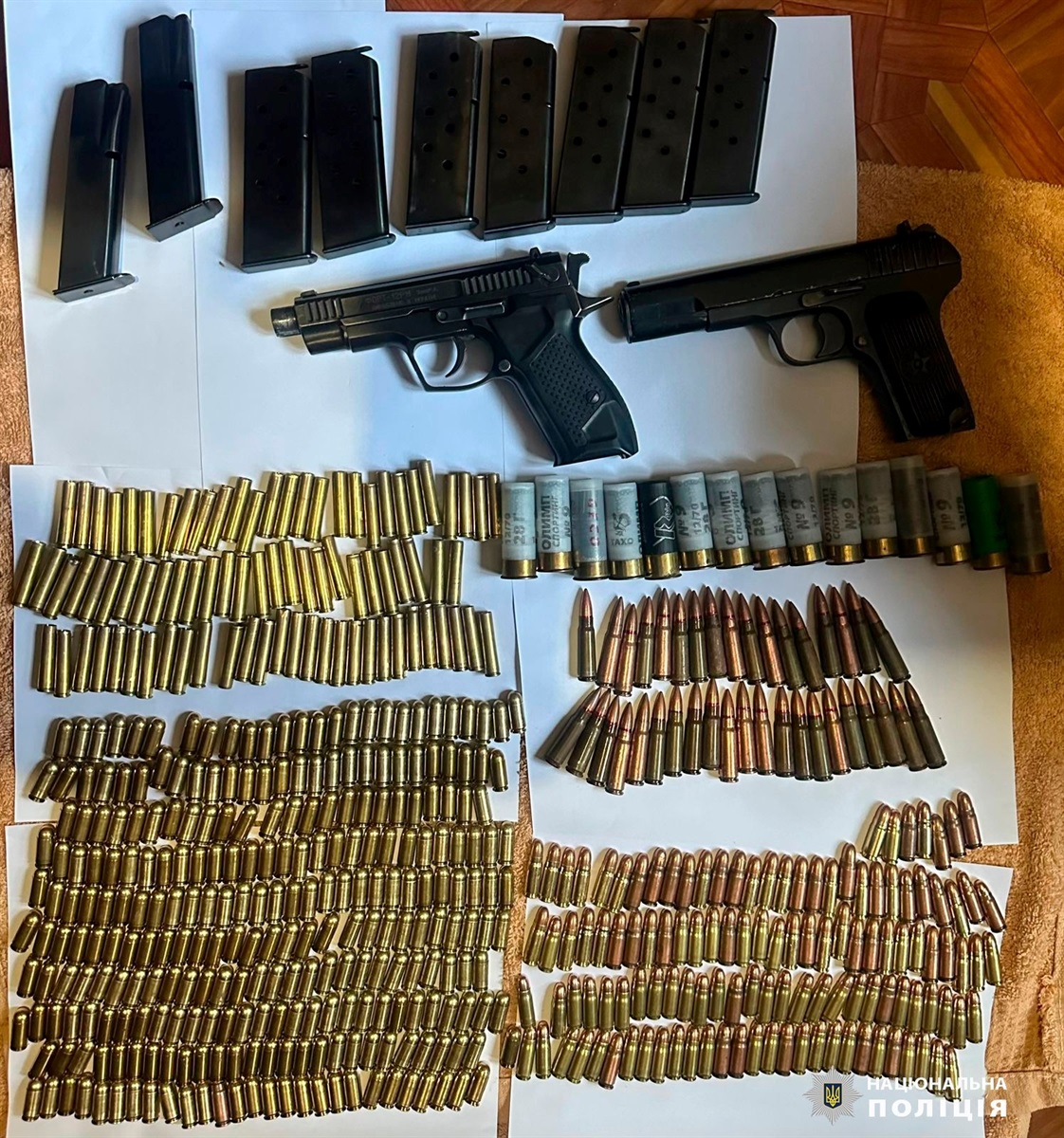 Поліцейські викрили 24-річного жителя Лозівської громади у незаконному зберіганні зброї та боєприпасів, 20.12.2023