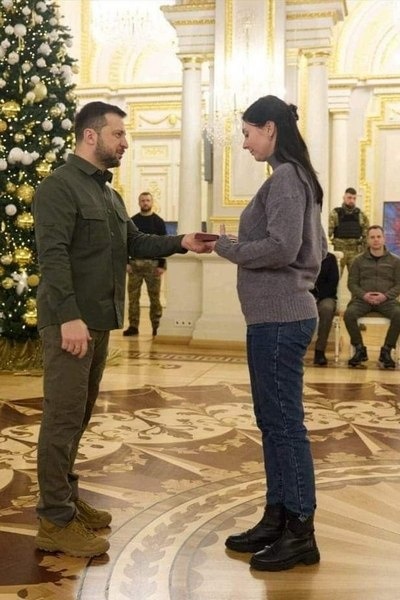 Президент України нагородив Олену  орденом "За мужність" ІІІ ступеня, грудень 2022 р