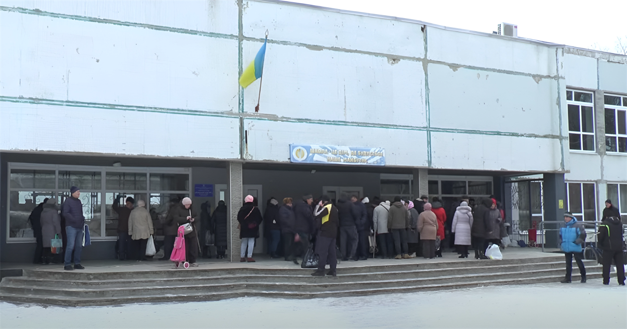 У Лозівській громаді в ліцеї №1 видають гуманітарку родинам з дітьми, 31.01.2024