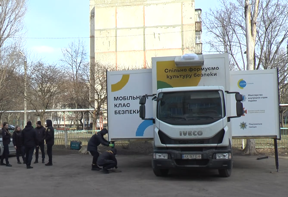 У місті Лозова в мобільному класі безпеки навчають дітей безпечній поведінці в умовах війни, 27.02.2024