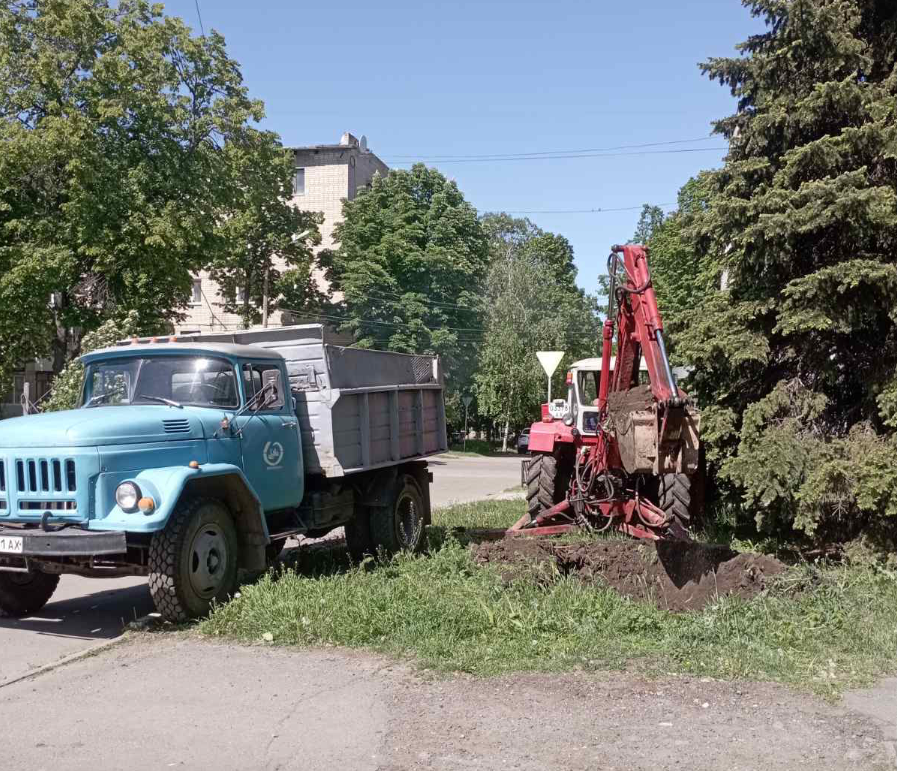 У Лозовій комунальники шукають місце витоку теплоносія з трубопроводу, 02.05.2024