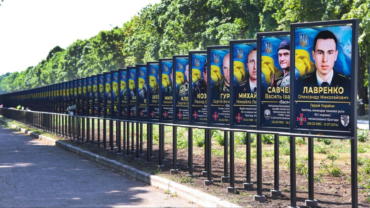 У Лозовій завершують облаштовувати Алею Слави у парку Перемоги та плпнують вікриття на кінець серпня, 31.07.2024