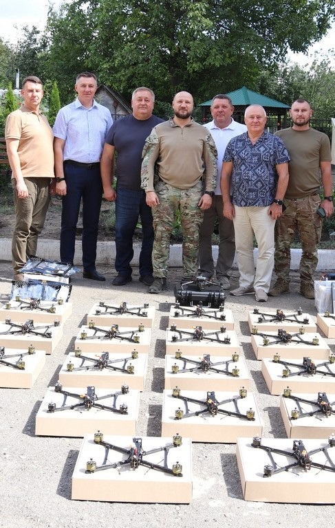 Лозівська громада передала Збройним Силам України 20 FPV-дронів, квадрокоптер з нічним баченням та систему РЕБ, 19.08.2024