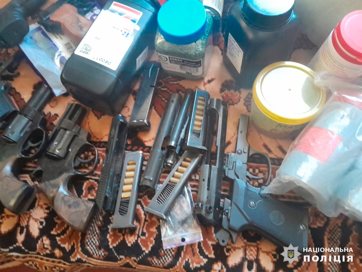 39-річному жителю Лозової загрожує 7 років трми за незаконне зберігання зброї та наркотиків, 22.08.2024