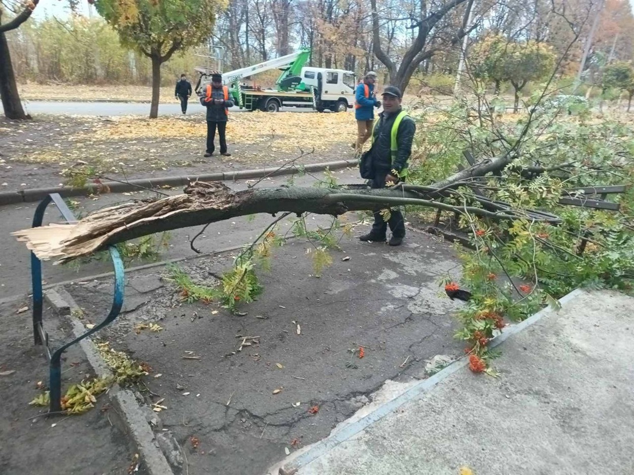 Комунальники Лозової усувають наслідки буревію