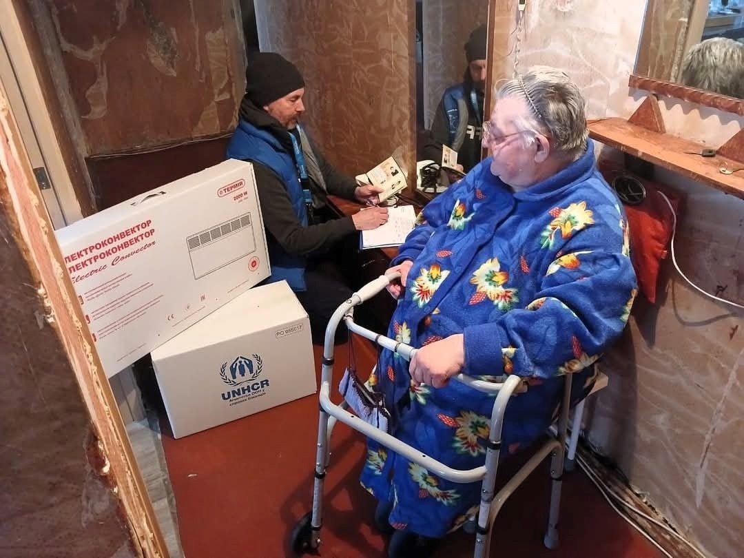 "Проліска" і UNHCR передали жителям Лозової утеплювачі та електроконвектори, 06.12.2024